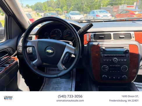 Used 2014 Chevrolet Suburban LT w/ Luxury Package AWD/4WD image 10