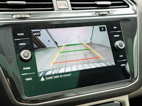 Used 2023 Volkswagen Tiguan SE w/ Panoramic Sunroof Package FWD image 35