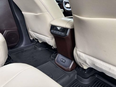 Used 2021 Toyota Highlander XLE AWD/4WD image 17