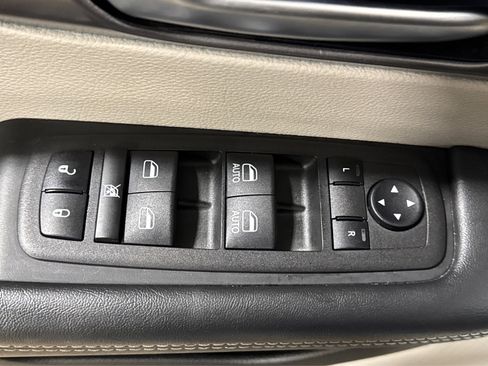 Used 2024 Chrysler Pacifica Touring-L FWD image 17