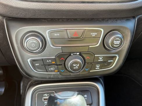 Used 2019 Jeep Compass Latitude FWD image 16