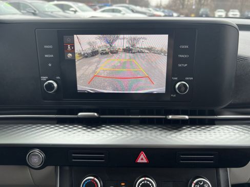 Used 2023 Kia Carnival LX image 18