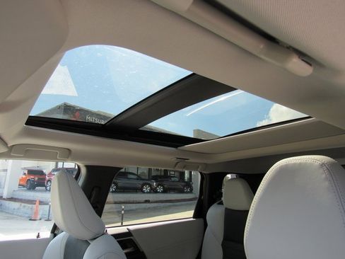 New 2025 Mitsubishi Outlander SE image 16