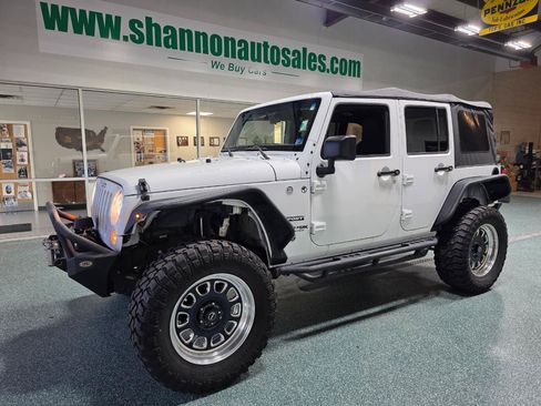 Used 2018 Jeep Wrangler Unlimited Sport w/ Connectivity Group AWD/4WD image 2