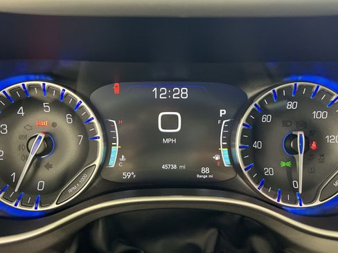 Used 2023 Chrysler Pacifica Touring-L image 17