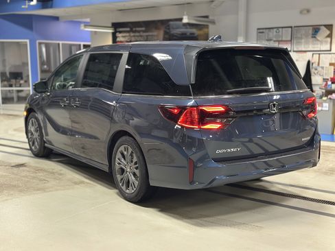 New 2026 Honda Odyssey Touring image 7