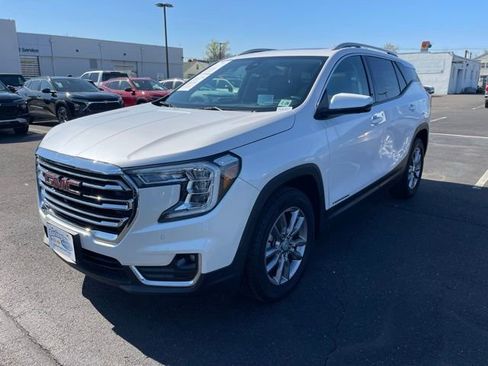 Used 2023 GMC Terrain SLT w/ Infotainment Package II image 3
