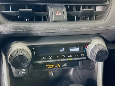 Used 2021 Toyota RAV4 LE FWD image 15