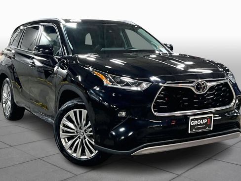 Used 2023 Toyota Highlander Platinum image 2