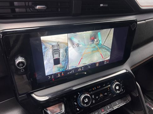 Used 2025 GMC Sierra 1500 AT4 w/ Technology Package AWD/4WD image 10