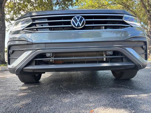 Used 2022 Volkswagen Tiguan SE w/ Panoramic Sunroof Package FWD image 3