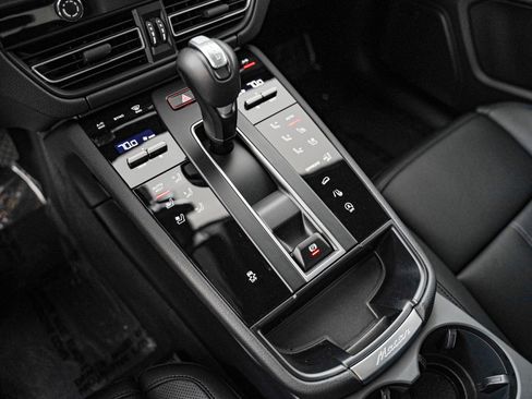 Certified 2026 Porsche Macan AWD/4WD image 18