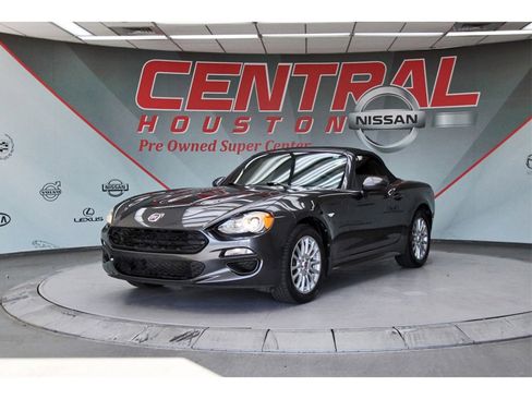 Used 2018 FIAT 124 Spider Classica image 2