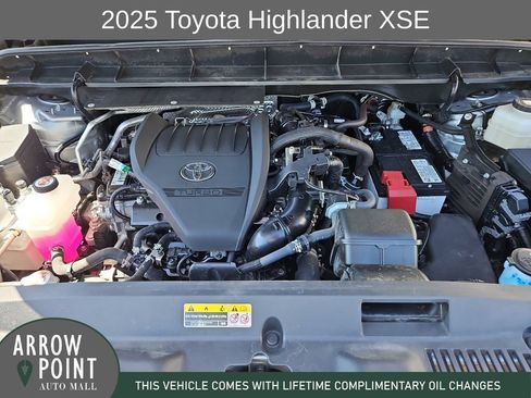 Used 2025 Toyota Highlander XSE AWD/4WD image 14