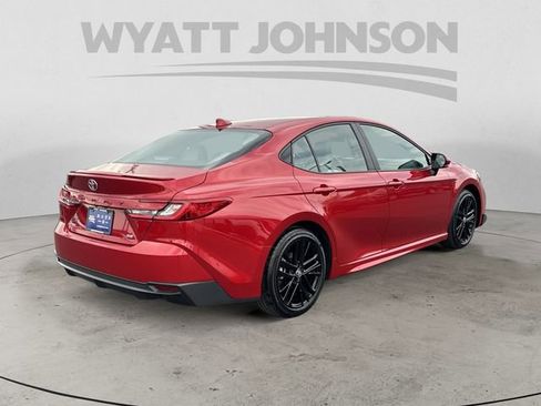 Used 2025 Toyota Camry SE FWD image 5