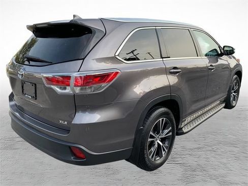 Used 2016 Toyota Highlander XLE FWD image 3