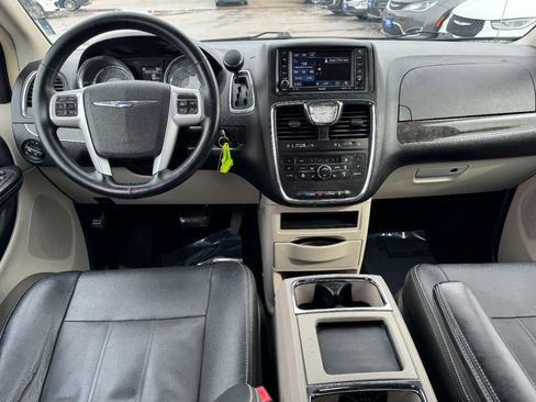 Used 2016 Chrysler Town & Country Touring w/ Driver Convenience Group image 13