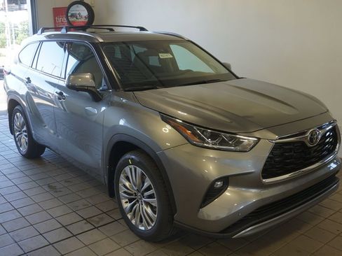 New 2026 Toyota Highlander Platinum AWD/4WD image 2