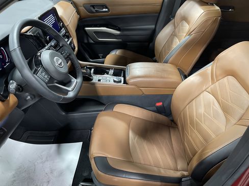 Used 2023 Nissan Pathfinder Platinum w/ Cargo Package image 11