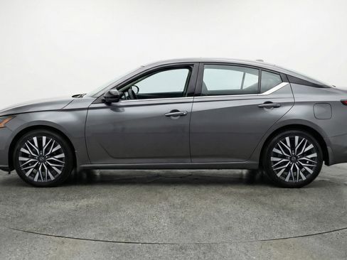 Used 2025 Nissan Altima 2.5 SV FWD image 5