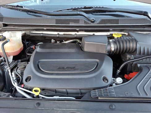 Used 2021 Chrysler Pacifica Touring-L w/ Uconnect Theater Family Group image 29