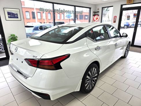 Used 2023 Nissan Altima 2.5 SV w/ SV Premium Package image 10