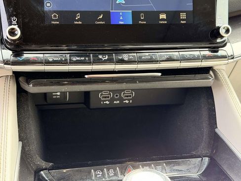 Used 2024 Jeep Wagoneer L 4WD w/ Premium Group I image 5