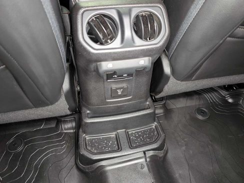 Used 2018 Jeep Wrangler Unlimited Sahara AWD/4WD image 20