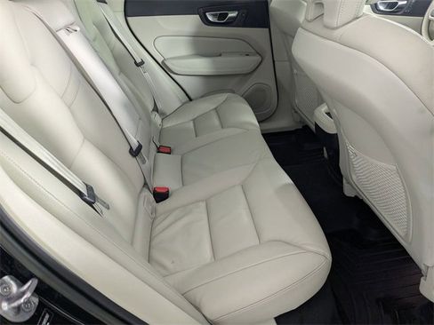 Used 2022 Volvo XC60 B5 Momentum image 30