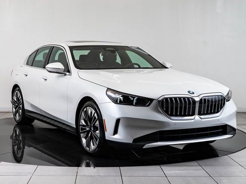 Certified 2025 BMW 530i xDrive AWD/4WD image 12