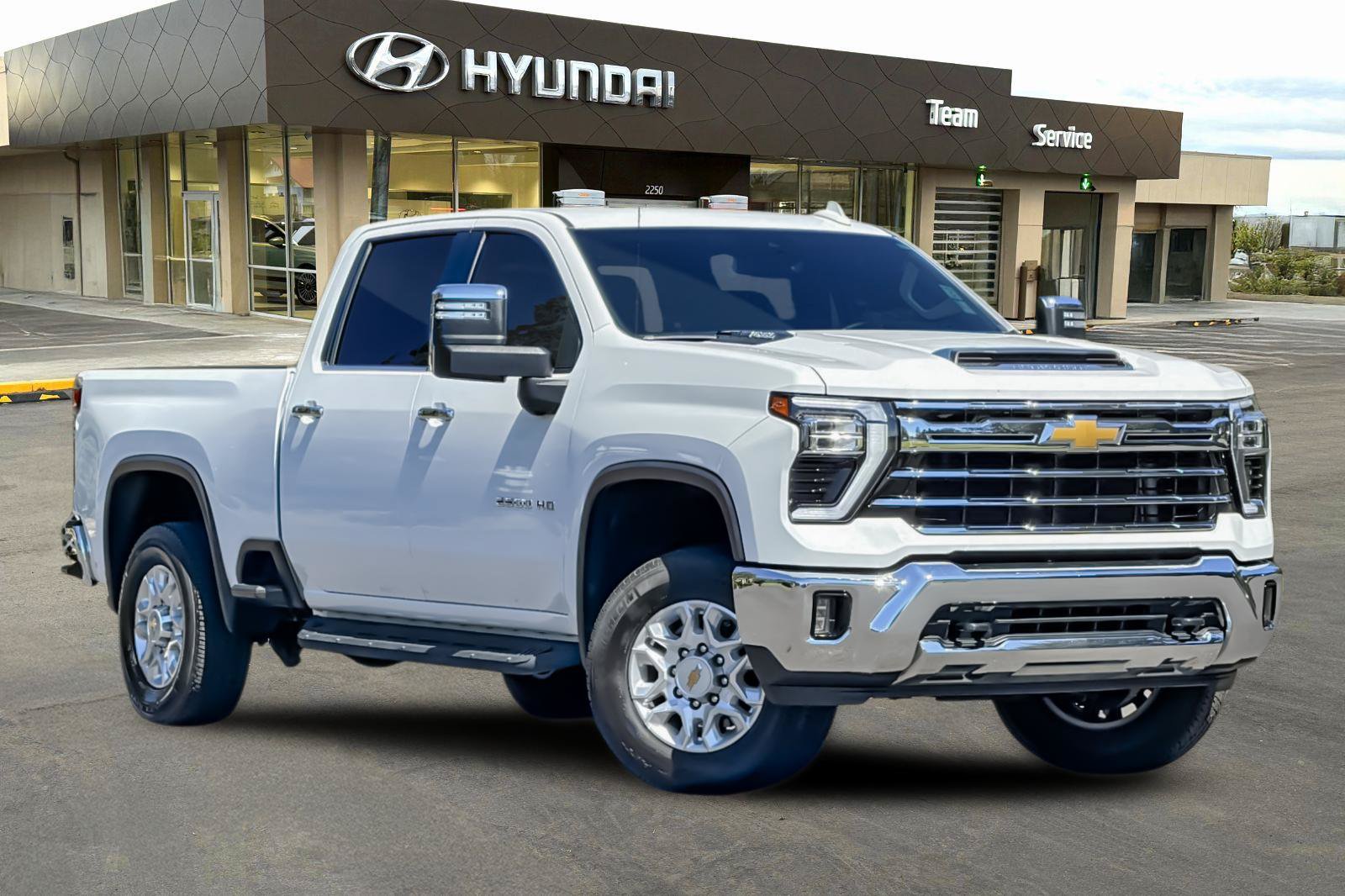 Used 2024 Chevrolet Silverado 2500 LTZ AWD/4WD image 2