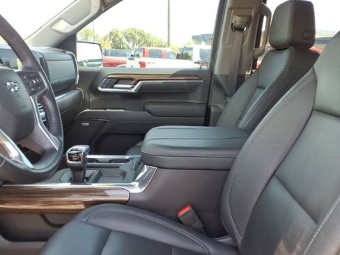 Used 2025 Chevrolet Silverado 1500 LT Trail Boss w/ Convenience Package II AWD/4WD image 21