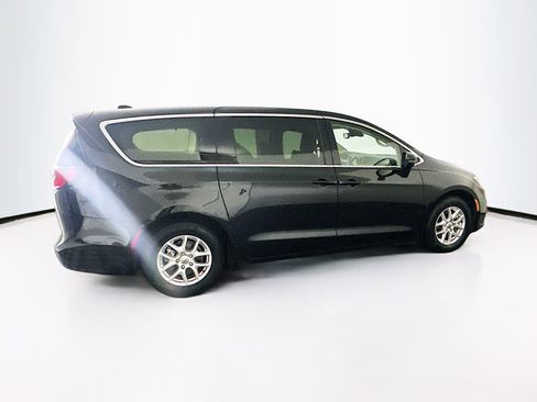 Used 2023 Chrysler Pacifica Touring-L image 10