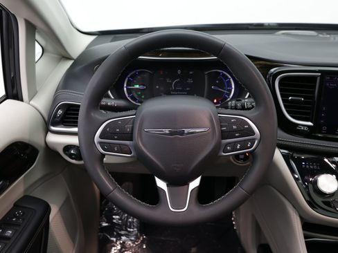 Used 2023 Chrysler Pacifica Limited FWD image 32