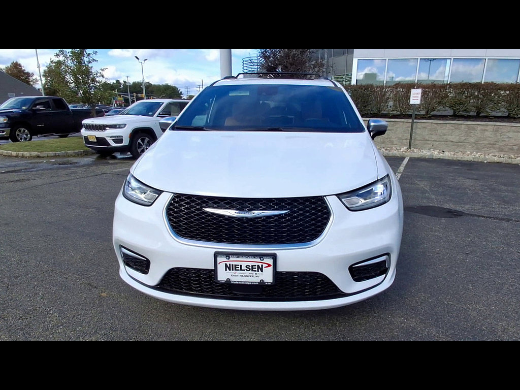 Used 2025 Chrysler Pacifica Pinnacle FWD image 3
