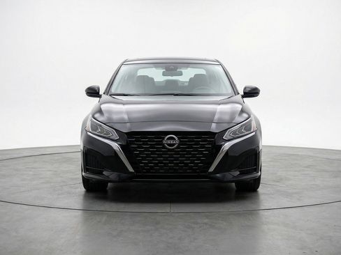 Used 2025 Nissan Altima 2.5 SV FWD image 2