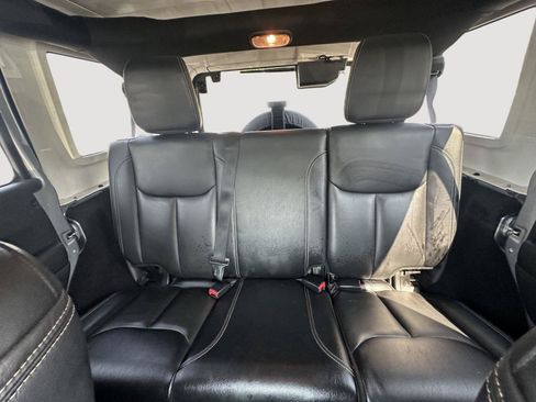 Used 2015 Jeep Wrangler Unlimited Sahara w/ Connectivity Group AWD/4WD image 12