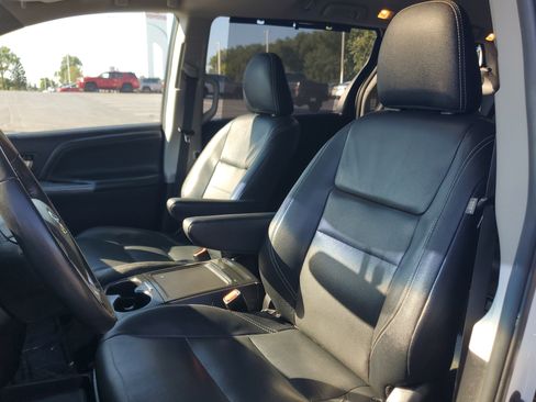 Certified 2016 Toyota Sienna SE FWD image 21