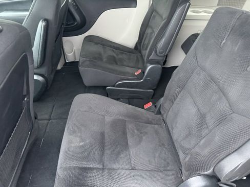 Used 2019 Dodge Grand Caravan SE w/ UConnect Hands-Free Group image 6