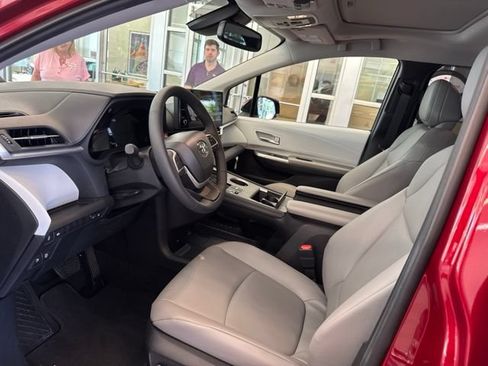 Used 2026 Toyota Sienna XLE FWD image 26