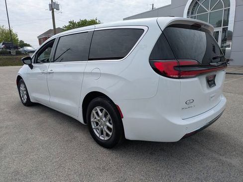 Used 2025 Chrysler Pacifica Select image 6