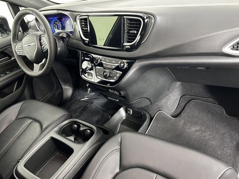 Used 2025 Chrysler Pacifica Select FWD image 11