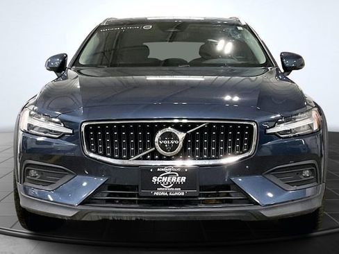 Certified 2025 Volvo V60 B5 Cross Country Plus image 4