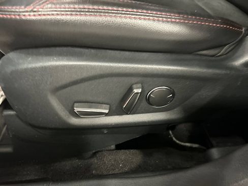 Used 2018 Ford Explorer XLT w/ Equipment Group 202A AWD/4WD image 16