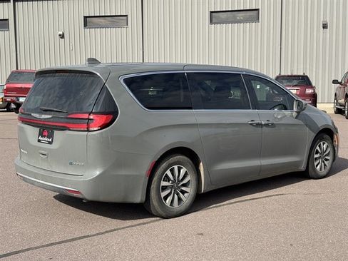 Used 2022 Chrysler Pacifica Touring-L FWD image 4