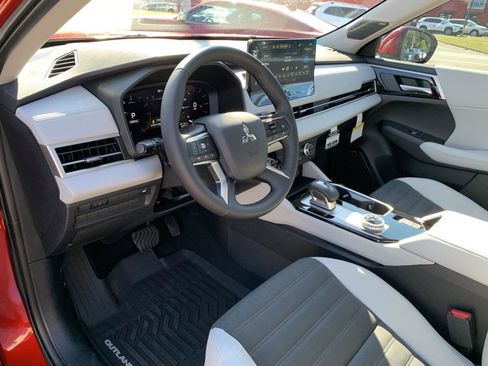 New 2025 Mitsubishi Outlander SE image 9