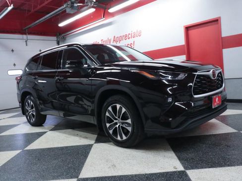 Used 2022 Toyota Highlander XLE image 2
