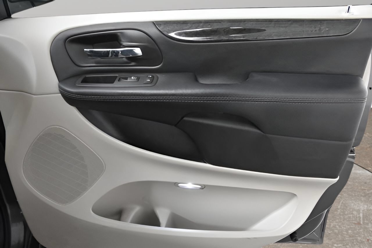 Used 2018 Dodge Grand Caravan SE w/ UConnect Hands-Free Group FWD image 30