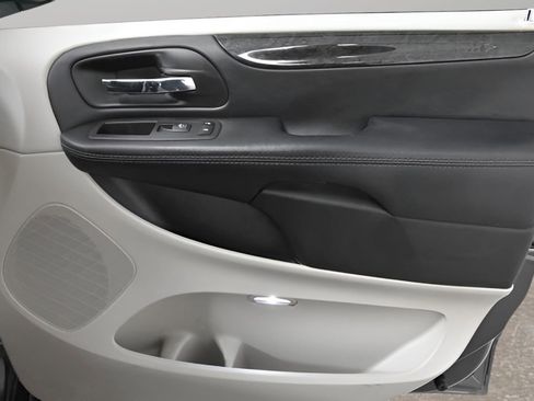 Used 2018 Dodge Grand Caravan SE w/ UConnect Hands-Free Group FWD image 30