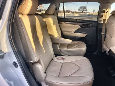 Used 2023 Toyota Highlander Limited image 14